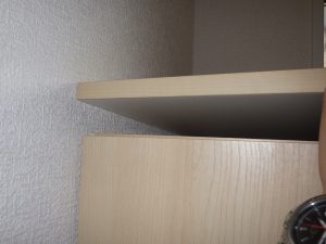 下駄箱の天板が当初から固定されておらず持ち上がってしまう状態に