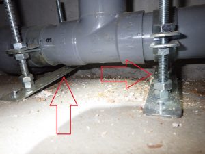 配管の金具の固定不良。後に配管の外れや勾配不良を引き起こしかねない