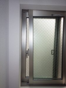 サッシに傾きが生じている例。売り主に修繕を依頼可能
